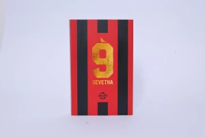 Objavljen roman Jovana Simića "Devetka": Priča o mentalnom zdravlju, zavisnosti i traumama u svetu fudbala